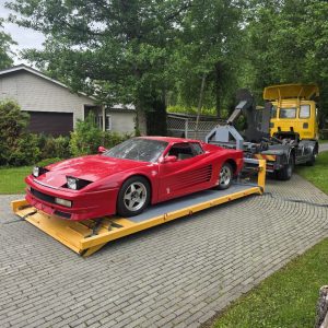 Punane auto platvormil